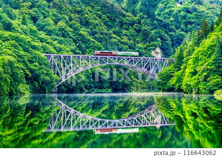 福島 只見線 水鏡の第一只見川橋梁を渡る列車 福島 只見線 水鏡の第一只見川橋梁を渡る列車 116643062