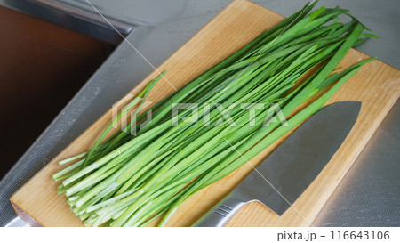 まな板の上のニラと包丁 116643106