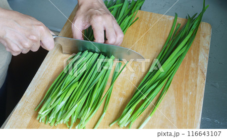 ニラを包丁で切る　イメージ 116643107