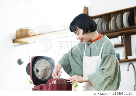 炊き立てのご飯を混ぜる女性 炊き立てのご飯を混ぜる女性 116643110