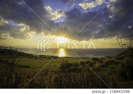 石垣島　平久保崎灯台から見る夕日 116643298