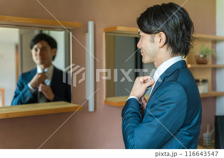 洗面所で身支度するスーツ姿の若い男性ビジネスマン 116643547