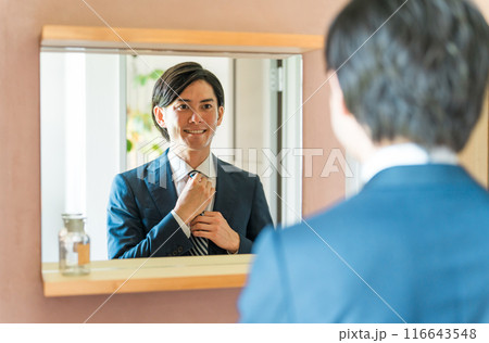 洗面所で身支度するスーツ姿の若い男性ビジネスマン 洗面所で身支度するスーツ姿の若い男性ビジネスマン 116643548