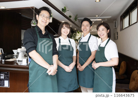 微笑む喫茶店のスタッフ4名 微笑む喫茶店のスタッフ4名 116643675