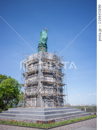 【ウクライナ】首都キーウの公園内の鉄パイプの足場やコンクリートパネルで覆われた重要文化財 116643896