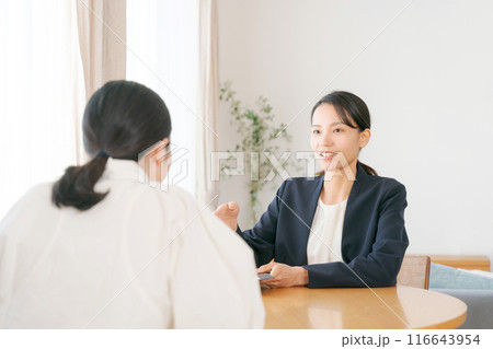 訪問営業をする女性 116643954