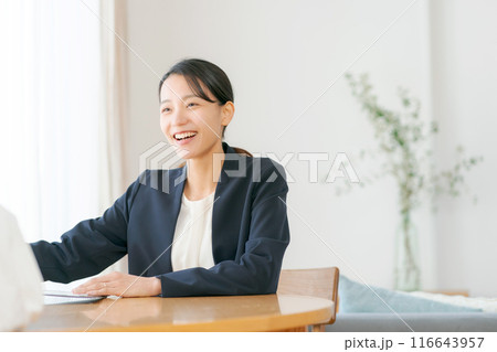 訪問営業をする女性 116643957