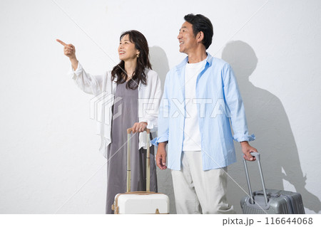 旅行する50代のシニア夫婦　海外旅行などのイメージ 116644068