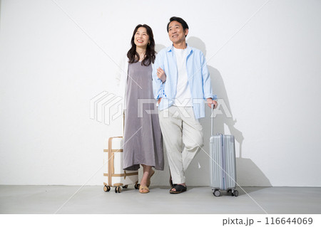旅行する50代のシニア夫婦 海外旅行などのイメージ 旅行する50代のシニア夫婦 海外旅行などのイメージ 116644069