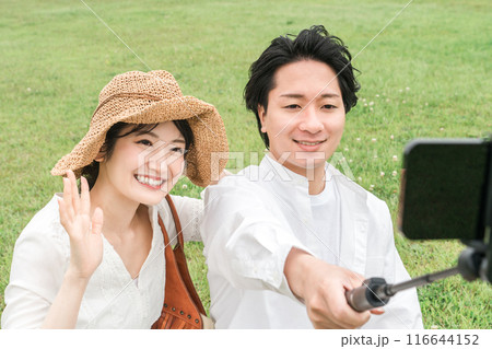 旅行でスマホを使って自撮りするカップル・YouTuber・動画配信・SNS・インフルエンサー・旅行 116644152