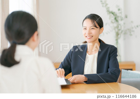 訪問営業をするスーツの女性 訪問営業をするスーツの女性 116644186