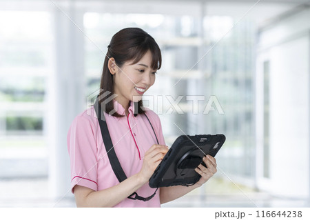 タブレットに入力する施設スタッフ　イメージ 116644238