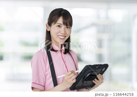 タブレットを持った施設スタッフ イメージ タブレットを持った施設スタッフ イメージ 116644258