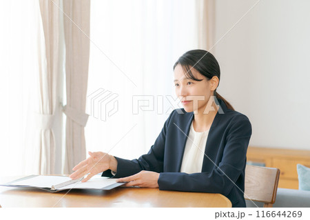 訪問営業をするスーツの若い女性 116644269