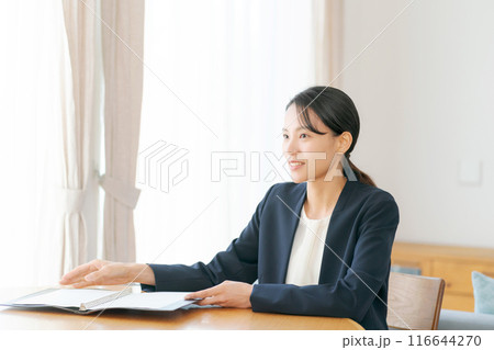 訪問営業をするスーツの若い女性 116644270