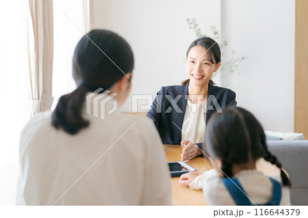家で親子と話すスーツの女性 116644379
