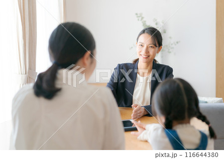 家で親子と話すスーツの女性 116644380