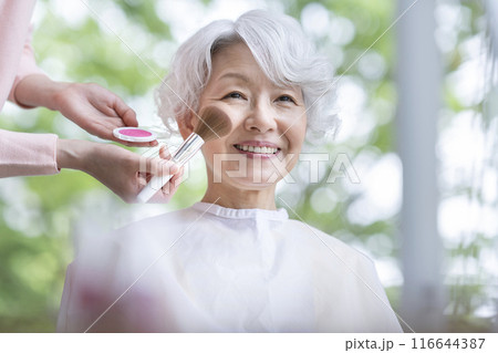 メイクをしてもらうシニア女性 メイクをしてもらうシニア女性 116644387