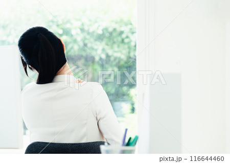 オフィスでストレッチをする若い女性 オフィスでストレッチをする若い女性 116644460