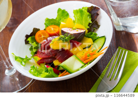 Salad with fresh tuna, figs, mango 116644589
