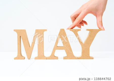 「MAY」と並べられたアルファベットの木製ブロック 116644702