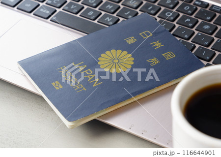 日本のパスポート(一般旅券5年用紺色)とパソコンで、長期休暇の前に、海外旅行を計画しているイメージ 日本のパスポート(一般旅券5年用紺色)とパソコンで、長期休暇の前に、海外旅行を計画しているイメージ 116644901