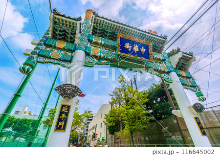 日本の横浜都市景観 梅雨明け…。延平門などを望む。覆っていた雲が突如開け青空が…＝18日、9時45分 116645002
