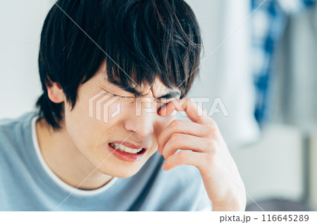 花粉症で目が痒い若い男性 116645289