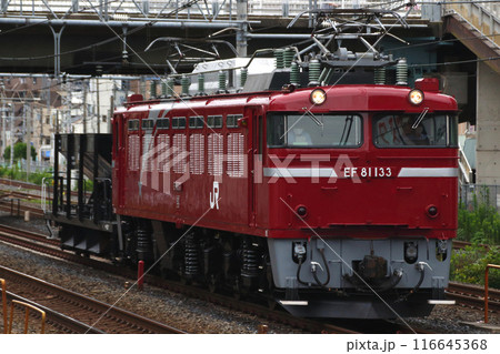 宇都宮線：宇都宮貨物ターミナル行のバラスト輸送列車（EF81形牽引） 116645368