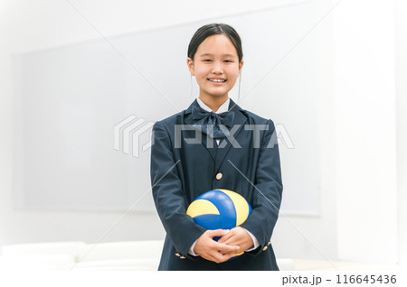 バレーボールを持つ制服姿の中学生・高校生の女の子（バスケ部・部活・青春） 116645436