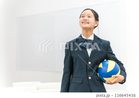 バレーボールを持つ制服姿の中学生・高校生の女の子（バスケ部・部活・青春） 116645438