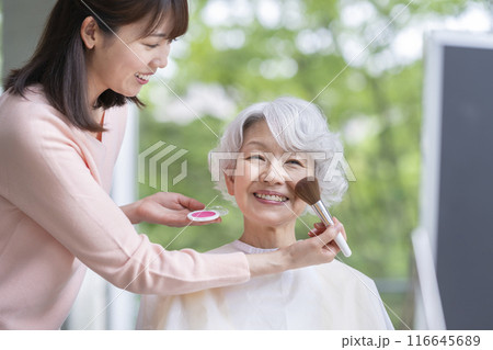 メイクをしてもらうシニア女性 メイクをしてもらうシニア女性 116645689