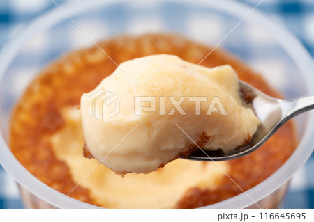 スプーンですくった焼きプリンのクローズアップ 116645695