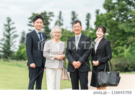 スーツ姿の高齢者・シニアと若者（M&A・後継者・事業継承・跡取り・売却・買収・世代交代） 116645709