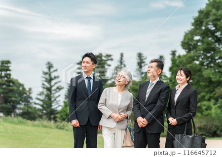 スーツ姿の高齢者・シニアと若者（M&A・後継者・事業継承・跡取り・売却・買収・世代交代） 116645712