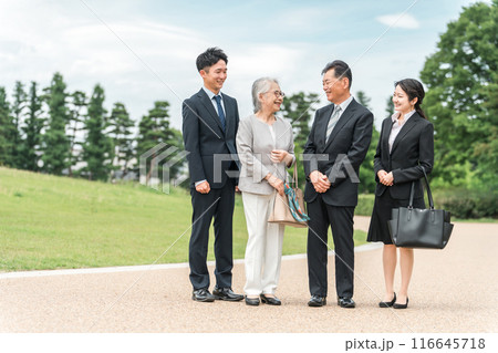 スーツ姿の高齢者・シニアと若者（M&A・後継者・事業継承・跡取り・売却・買収・世代交代） 116645718