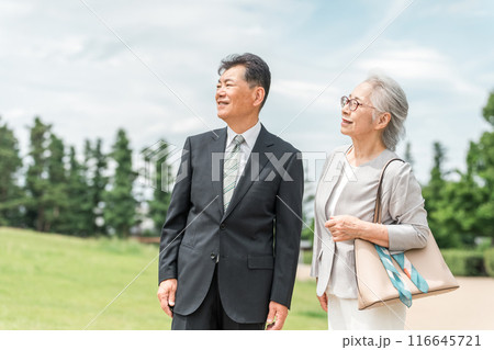 公園を歩くシニア世代のスーツ姿のビジネスウーマンとビジネスマン（経営者・社長・アクティブシニア） 116645721