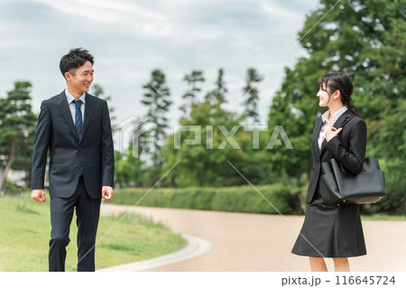 若いスーツ姿のアジア人ビジネスマンとビジネスウーマン（男女） 116645724