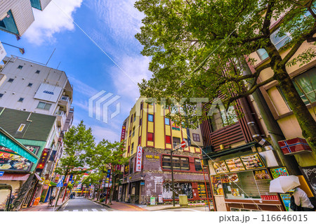 日本の横浜都市景観 梅雨明け…無電柱化、中華街西門通り。覆っていた雲から一変、青空…＝18日、10時 116646015
