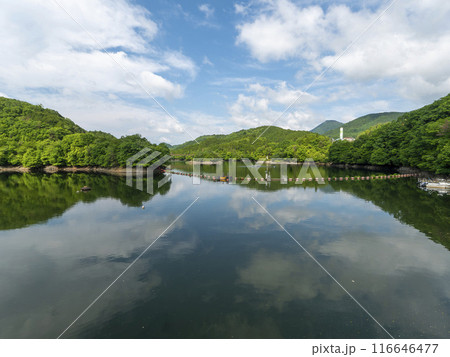 青空が映り込む夏の室生湖 116646477
