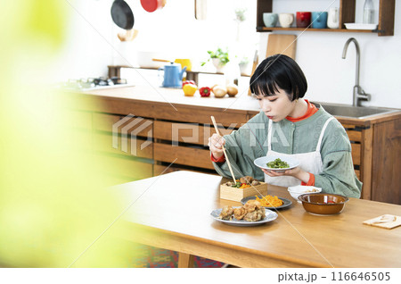 お弁当を作る若い女性 116646505