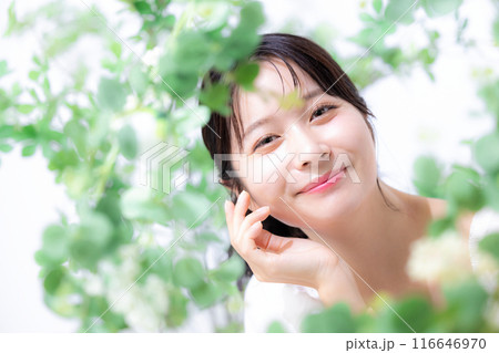ビューティーイメージ　ボタニカル　若い女性のポートレート 116646970