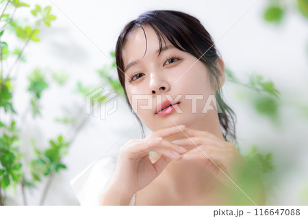ビューティーイメージ　ボタニカル　若い女性のポートレート 116647088