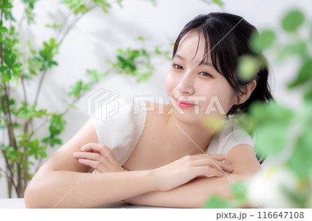 ビューティーイメージ ボタニカル 若い女性のポートレート ビューティーイメージ ボタニカル 若い女性のポートレート 116647108