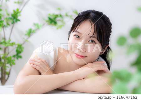 ビューティーイメージ　ボタニカル　若い女性のポートレート 116647162
