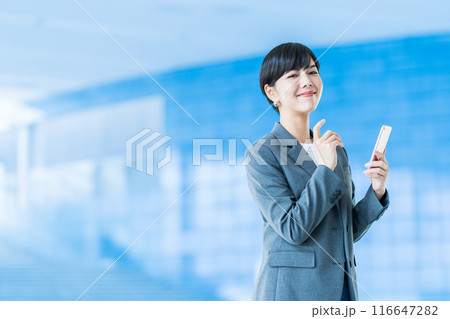 スマホを操作するビジネスパーソン。 116647282