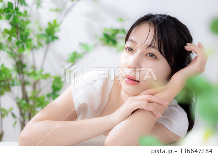 ビューティーイメージ　ボタニカル　若い女性のポートレート 116647284