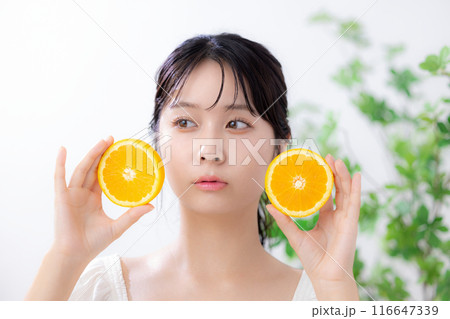 ビューティーイメージ オレンジ 若い女性のポートレート ビューティーイメージ オレンジ 若い女性のポートレート 116647339