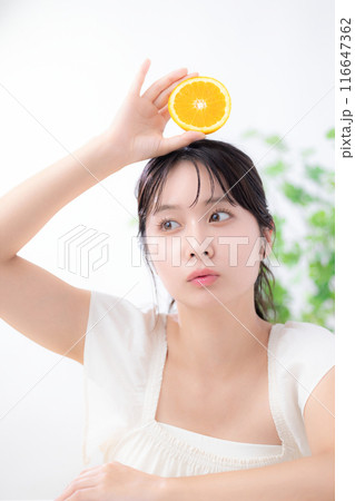 ビューティーイメージ　オレンジ　若い女性のポートレート 116647362