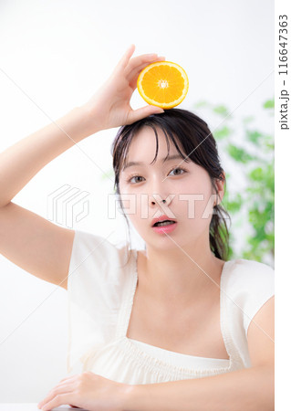 ビューティーイメージ　オレンジ　若い女性のポートレート 116647363